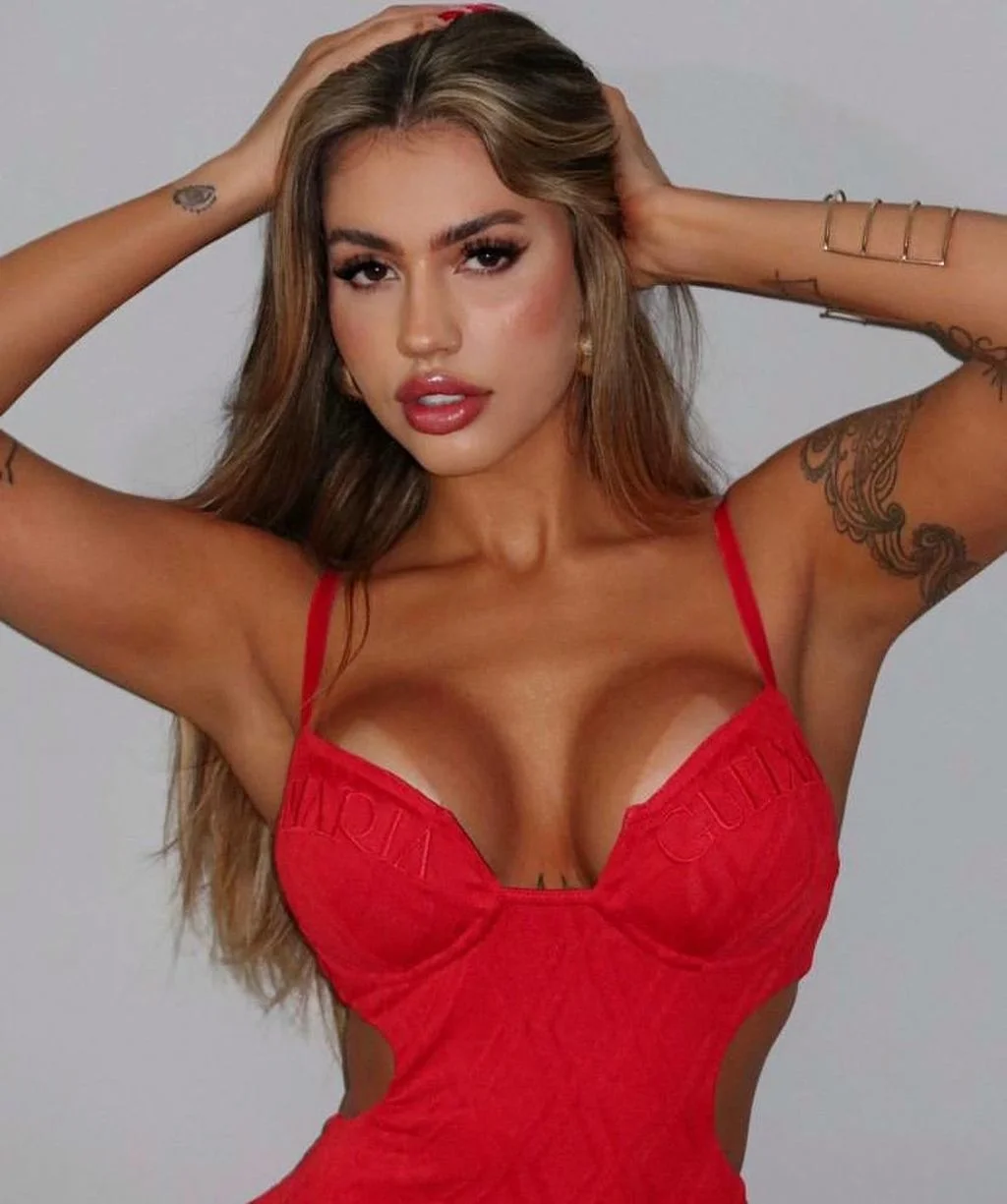 Manuela, 28